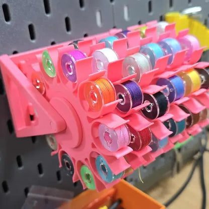 🔥 Last Day 49% OFF - 🧵 360° Rotating Bobbin Organizer – Holds 60 A-Size Bobbins